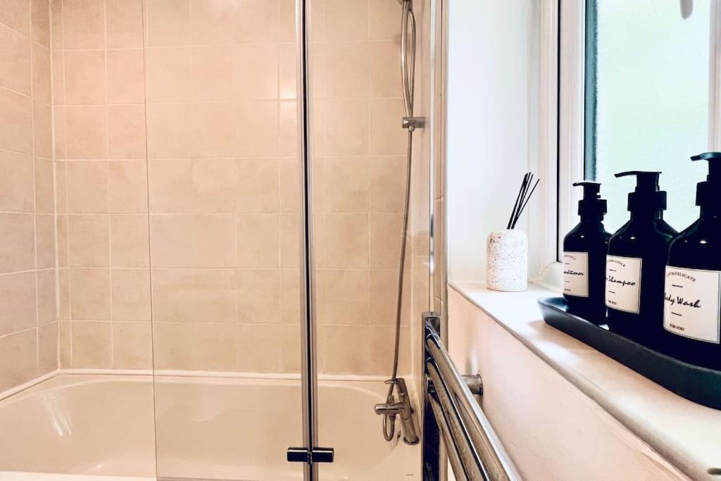 Urban Bliss Stylish Townhouse With Free Parking For A Convenient City Stay Liverpool Kültér fotó