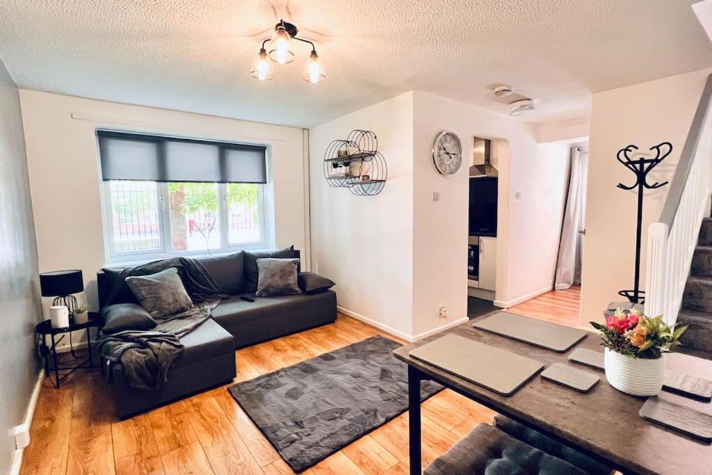 Urban Bliss Stylish Townhouse With Free Parking For A Convenient City Stay Liverpool Kültér fotó