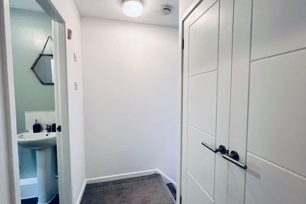 Urban Bliss Stylish Townhouse With Free Parking For A Convenient City Stay Liverpool Kültér fotó