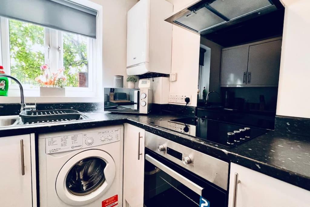 Urban Bliss Stylish Townhouse With Free Parking For A Convenient City Stay Liverpool Kültér fotó