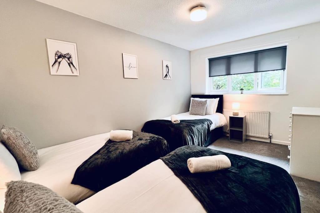 Urban Bliss Stylish Townhouse With Free Parking For A Convenient City Stay Liverpool Kültér fotó