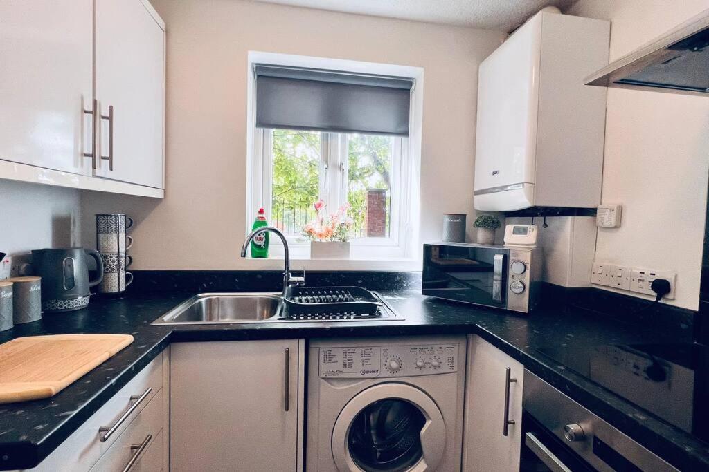 Urban Bliss Stylish Townhouse With Free Parking For A Convenient City Stay Liverpool Kültér fotó