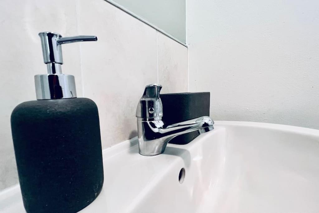 Urban Bliss Stylish Townhouse With Free Parking For A Convenient City Stay Liverpool Kültér fotó