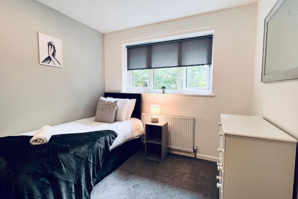 Urban Bliss Stylish Townhouse With Free Parking For A Convenient City Stay Liverpool Kültér fotó