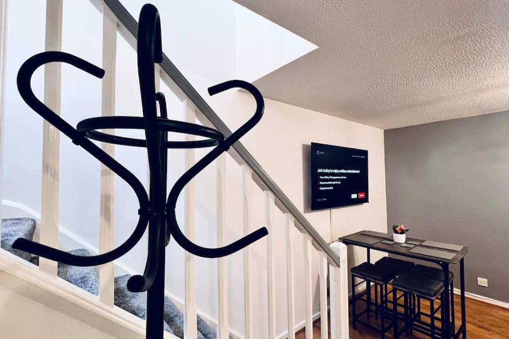 Urban Bliss Stylish Townhouse With Free Parking For A Convenient City Stay Liverpool Kültér fotó